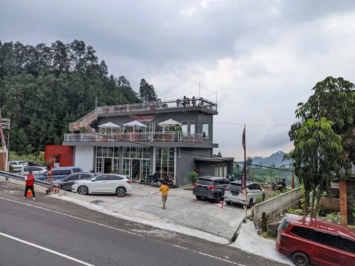 Rooftop Sakera Resto & Cafe