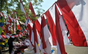 Jelang Hari Kemerdekaan, penjual bendera bertebaran