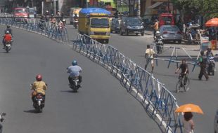 LIBUR AKHIR TAHUN : Banyak Kendaraan Parkir, Jalur Solo-Semarang Padat