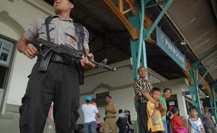 Stasiun Purwosari siagakan anggota Brimob