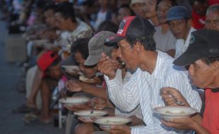 Buka bersama tukang becak