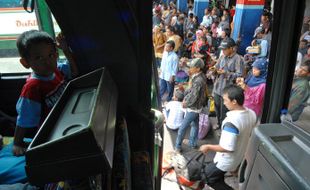 Calon penumpang tunggu kedatangan bus