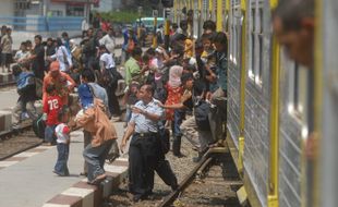 Silinder rem patah, penumpang KA dialihkan