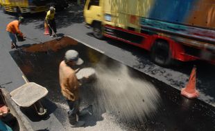 Jelang Lebaran, petugas lakukan perbaikan jalan