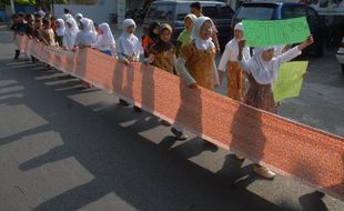 Sambut pengukuhan, pelajar gelar pawai batik