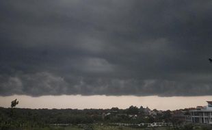 ANGIN KENCANG SRAGEN : Hujan Es & Puting Beliung Hantam Sragen