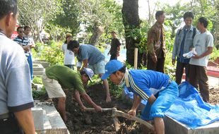 Petugas bongkar kuburan