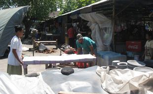 Pedagang Pasar Prambanan bongkar lapak