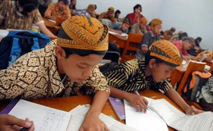 Siswa dan guru kenakan blangkon