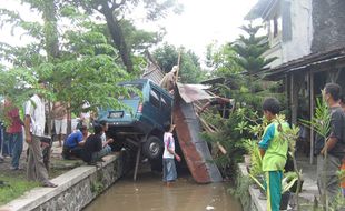 mobil nyemplung sungai