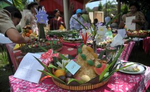 LOMBA TUMPENG