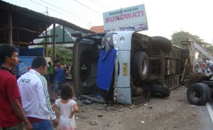 Bus terguling, 10 penumpang luka-luka