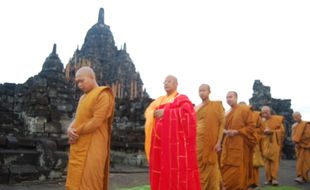 HARI WAISAK :  Ribuan Umat Buddha Padati Candi Borobudur