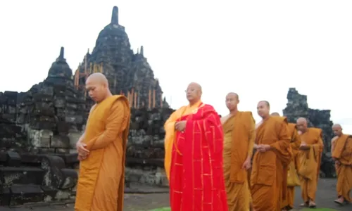 HARI WAISAK :  Ribuan Umat Buddha Padati Candi Borobudur