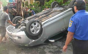 Salah injak pedal gas, mobil Toyota Yaris ringsek