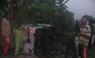 Sopir ngantuk, bus ngangkut rombongan wisata nggoling 