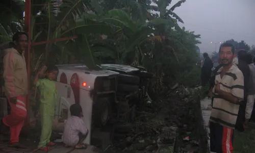 Sopir ngantuk, bus ngangkut rombongan wisata nggoling 