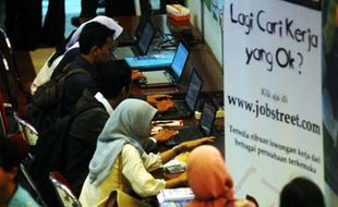 BURSA LOWONGAN KERJA : Ribuan Pencari Kerja Serbu Job Fair Undip