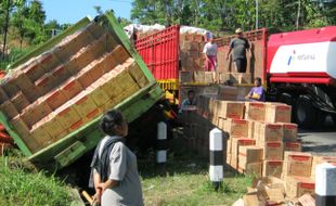 Diduga rem blong, truk pengangkut sirup terperosok ke parit