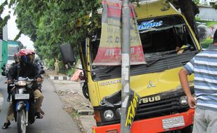 Rem blong, truk seruduk pohon dan tiang listrik