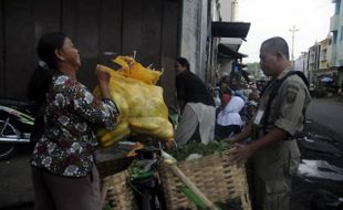 PENERTIBAN PEDAGANG PASAR LEGI SOLO