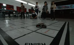 KAMPUS DI SEMARANG : SMAN 1 Teras Juarai Kontes Robot Unika