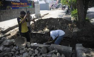 SALURAN DRAINASE JL SLAMET RIYADI