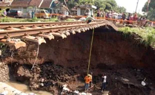 Banjir bandang, jembatan penahan rel di Banyuwangi amblas