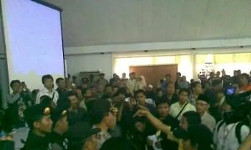 Rapat penetapan pemenang Pilkada Depok ricuh