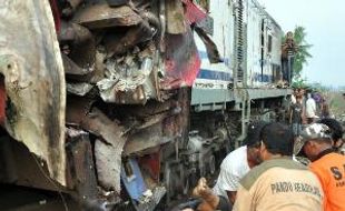 KECELAKAAN KERETA API : Kereta Penumpang Tabrak Kereta Barang, 3 Orang Tewas