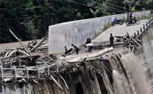 BANJIR LAHAR HUJAN : Air Meluap karena Sungai Menyempit