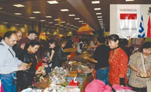 Bazar Natal di Athena, batik Indonesia sangat diminati