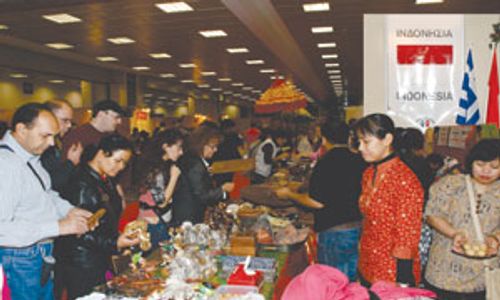 Bazar Natal di Athena, batik Indonesia sangat diminati