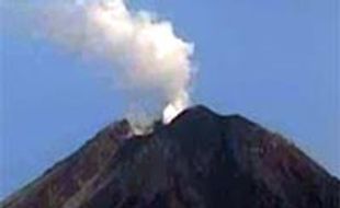 Lidah lava Gunung Semeru gugurkan awan panas