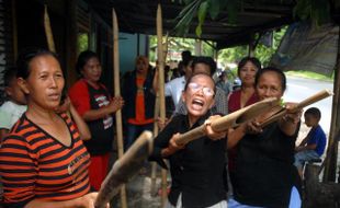 Penghuni Kentingan Baru siapkan bambu runcing