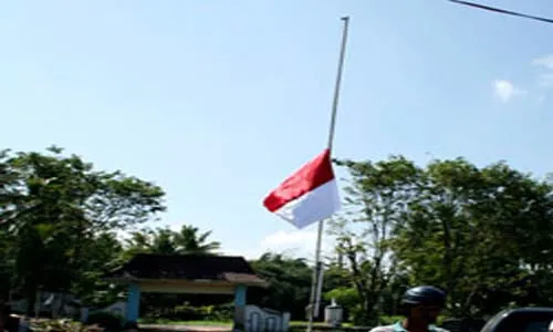 Bendera setengah tiang dipasang di Jl Malioboro