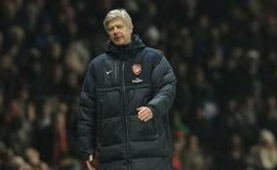 Wenger kritik lapangan, puji bek MU