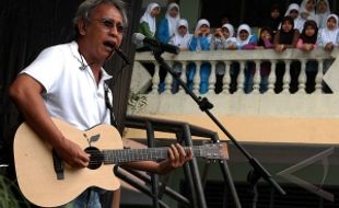 HUKUMAN MATI : Sindir Pemerintah, Iwan Fals Bikin Lagu “Koruptor & Narkoba”