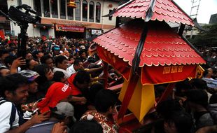 Sekat budaya lebur dalam Grebeg Sudiro 2011