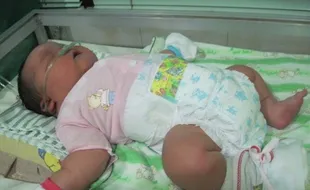 Bayi super besar lahir berbobot 6 kg