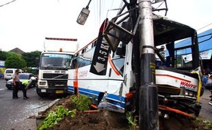 Truk tronton vs bus, 9 penumpang luka