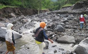 Gerimis, memilih menyingkir dari Kali Juweh...