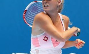 Wozniacki, Henin ke babak ketiga