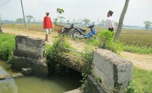 Jembatan antardesa Pengkol-Kecik terancam putus