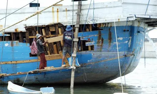 PENERTIBAN NELAYAN ASING : Polisi Air Tahan 6 Kapal Nelayan Asing di Maluku Utara