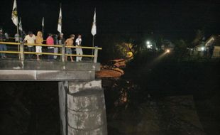 Tergerus Air Sungai, Jembatan di Ampel Boyolali Ambrol