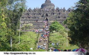 Wisatawan Candi Borobudur wajib bersarung batik 