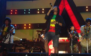 Reggae mengalun, lapangan becek tak terasa