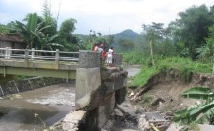 Jembatan Kepoh putus, 3 desa terisolasi