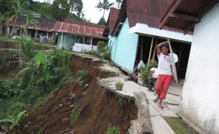 Hindari bencana longsor, rumah Kadus dibongkar